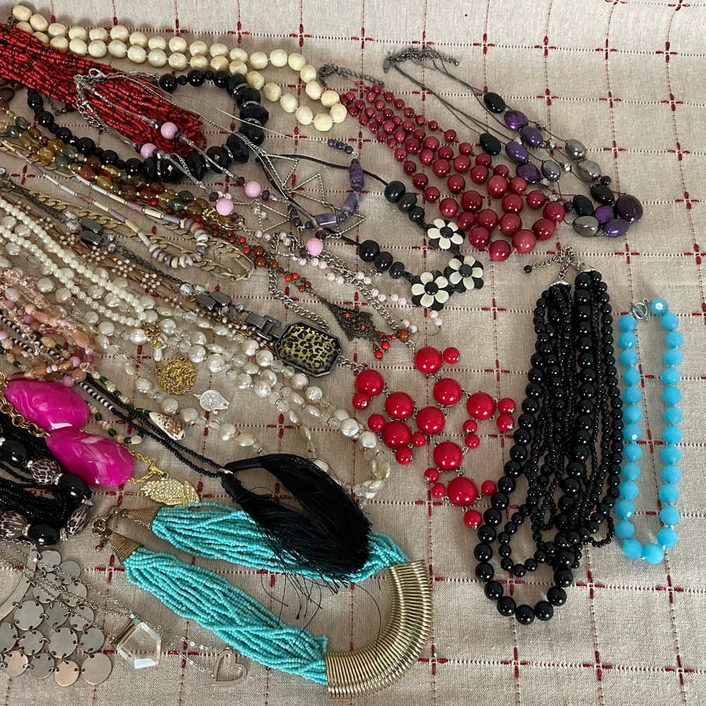 Mixed Lot of 4 lbs Costume Jewelry (all necklaces) Vintage + More PreLoved 38pc - Picture 3 of 3